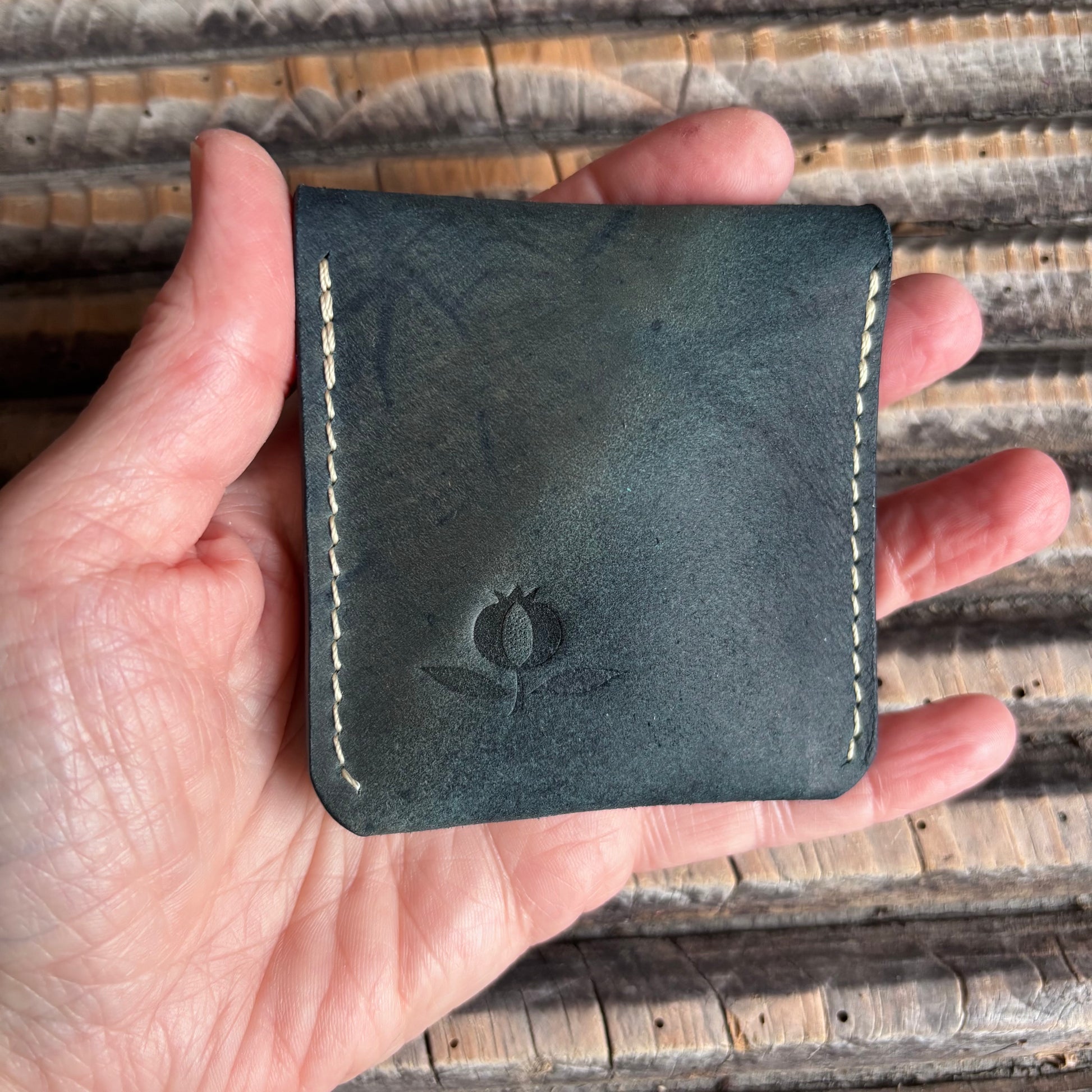 Veleta - Coin keeper in Shell Cordovan Culatta Cavallo Flower: Blue