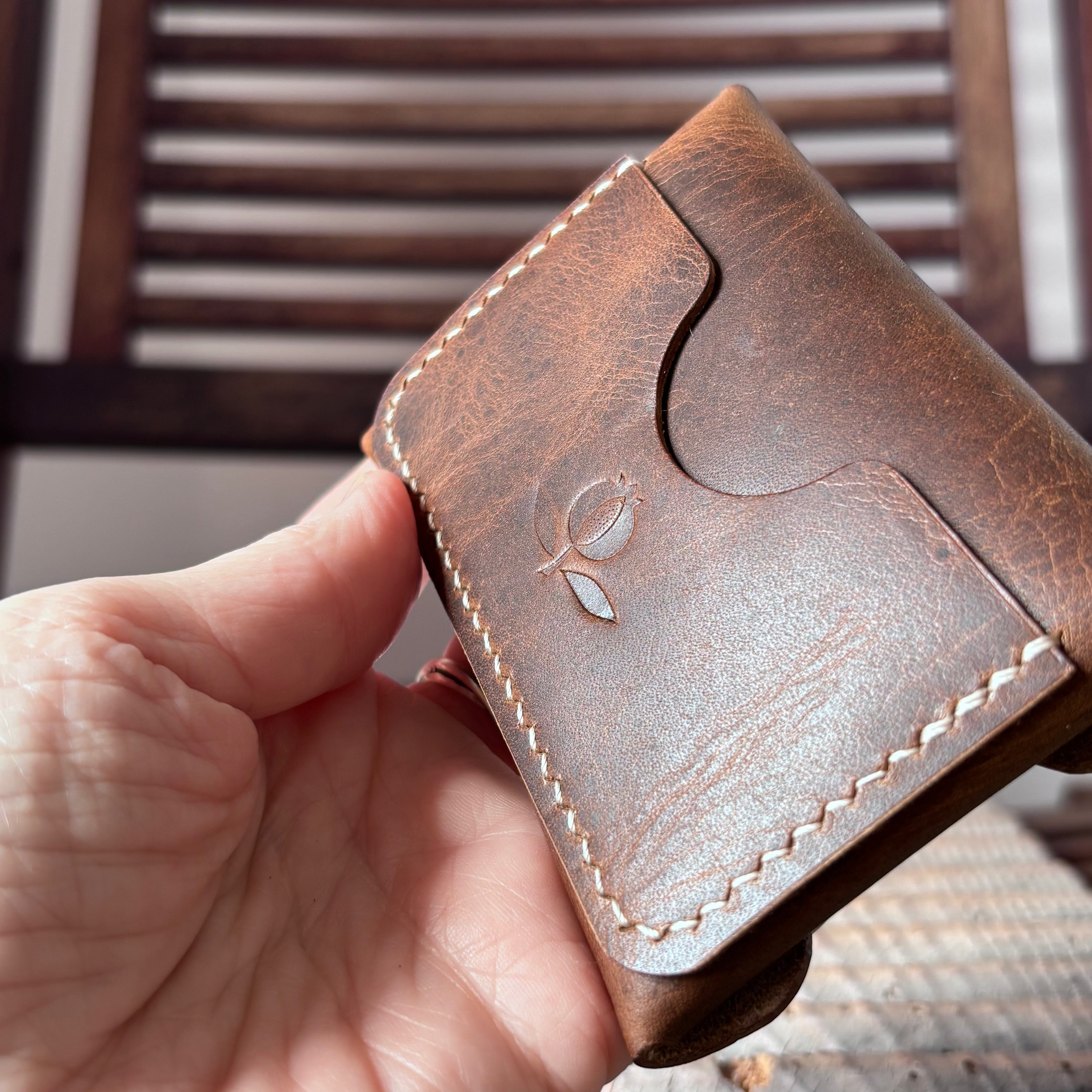 Pétalo envelope wallet - Horween Derby Nut Brown