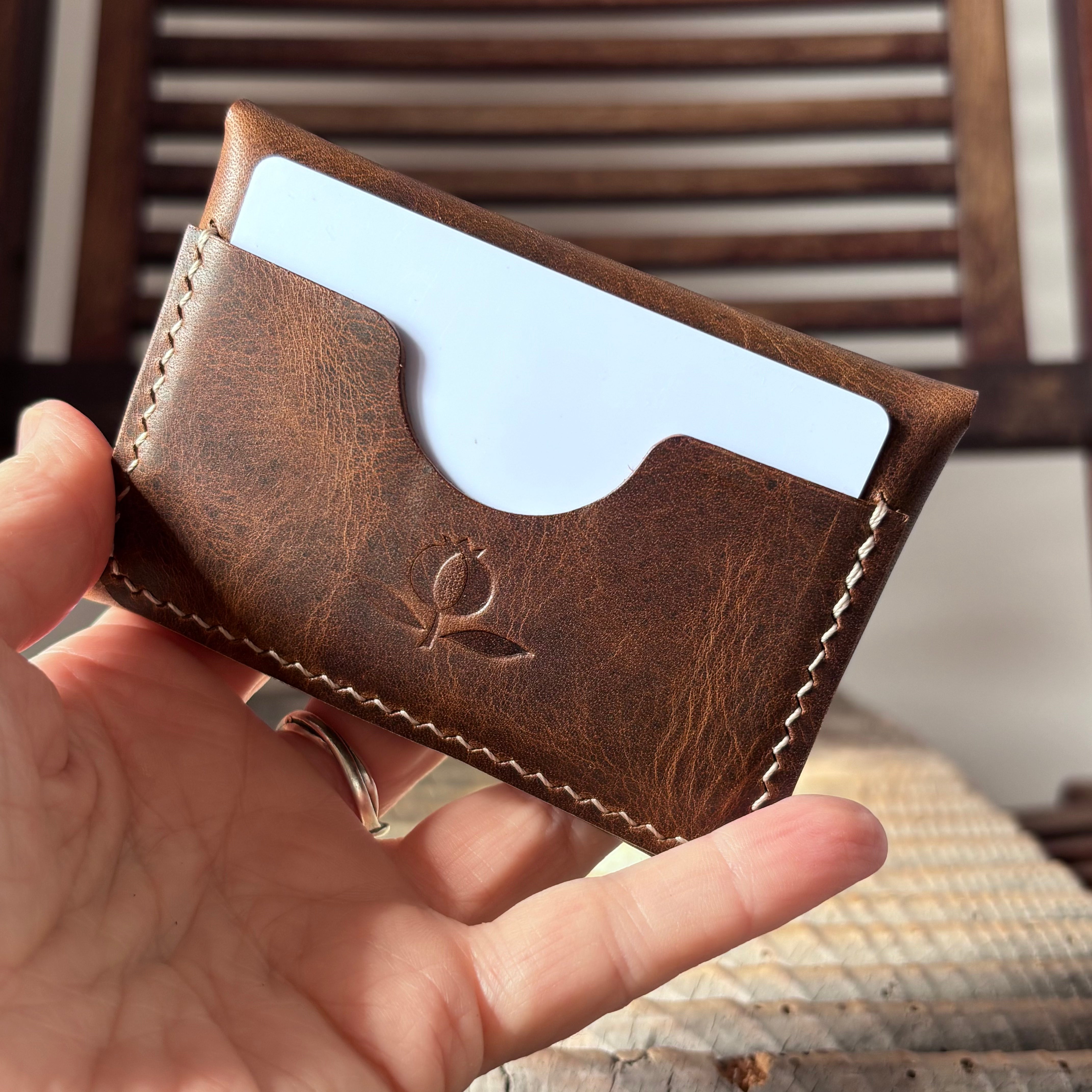 Pétalo envelope wallet - Horween Derby Nut Brown