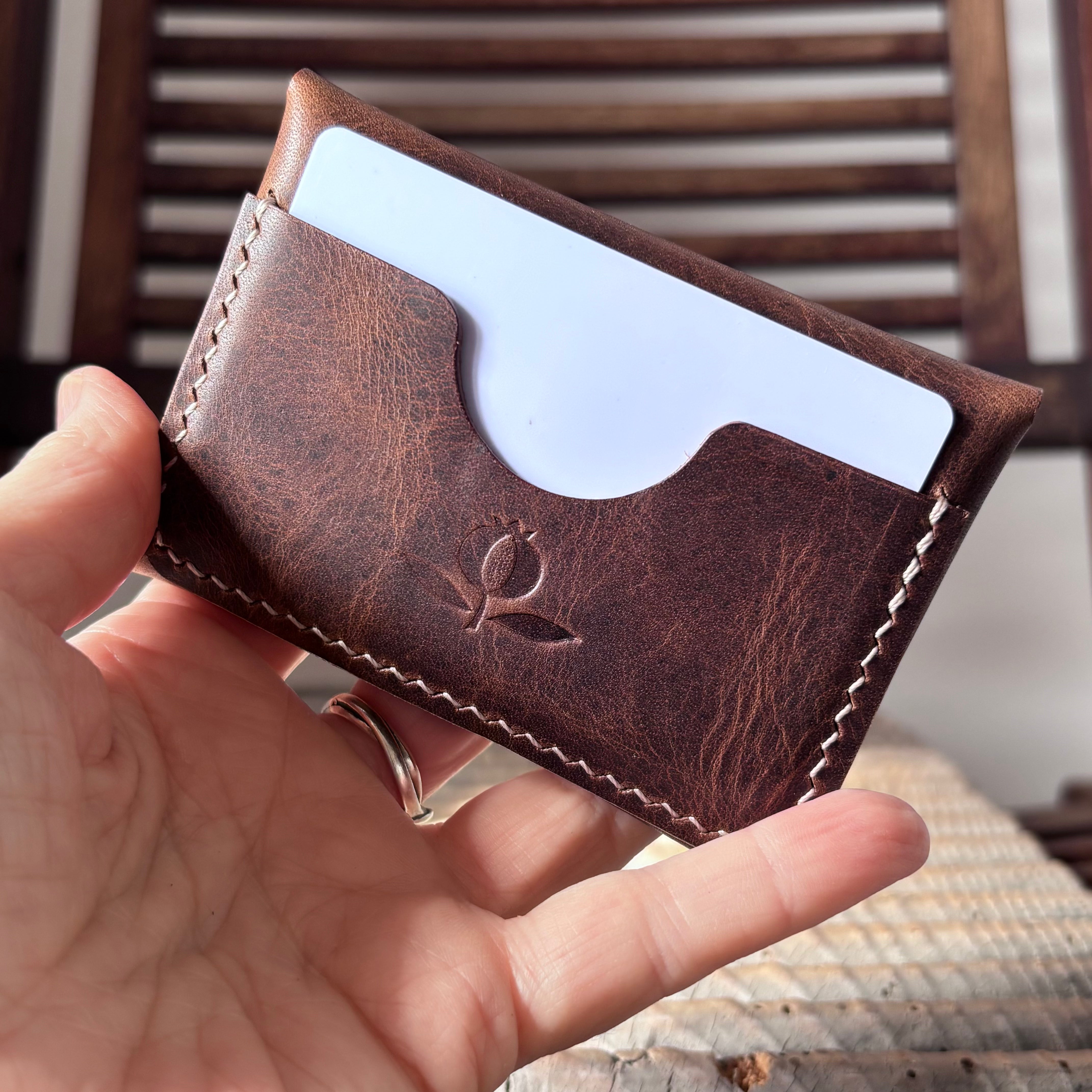 Pétalo envelope wallet - Horween Derby Nut Brown