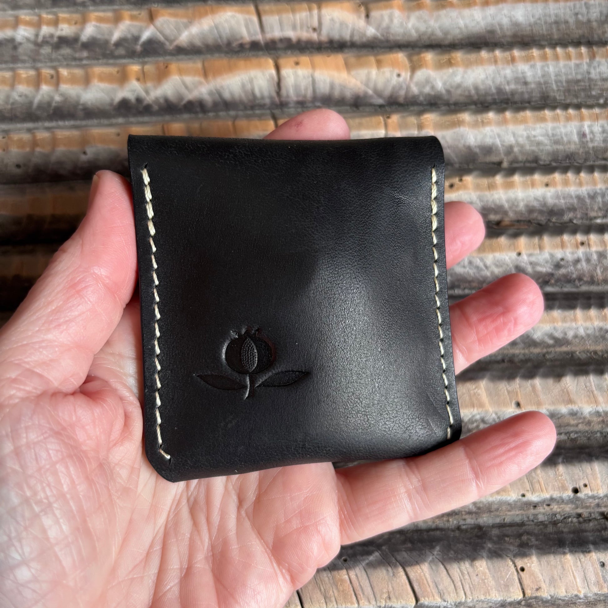 Veleta - Coin keeper in Shell Cordovan Culatta Cavallo Flower: Black