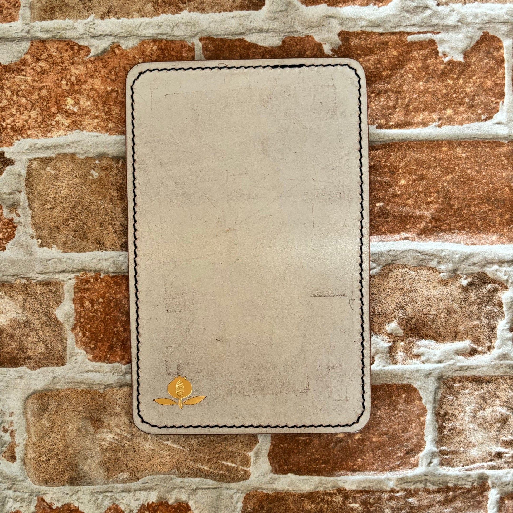 Quisquilla - Ghost leather with blue & green marbled