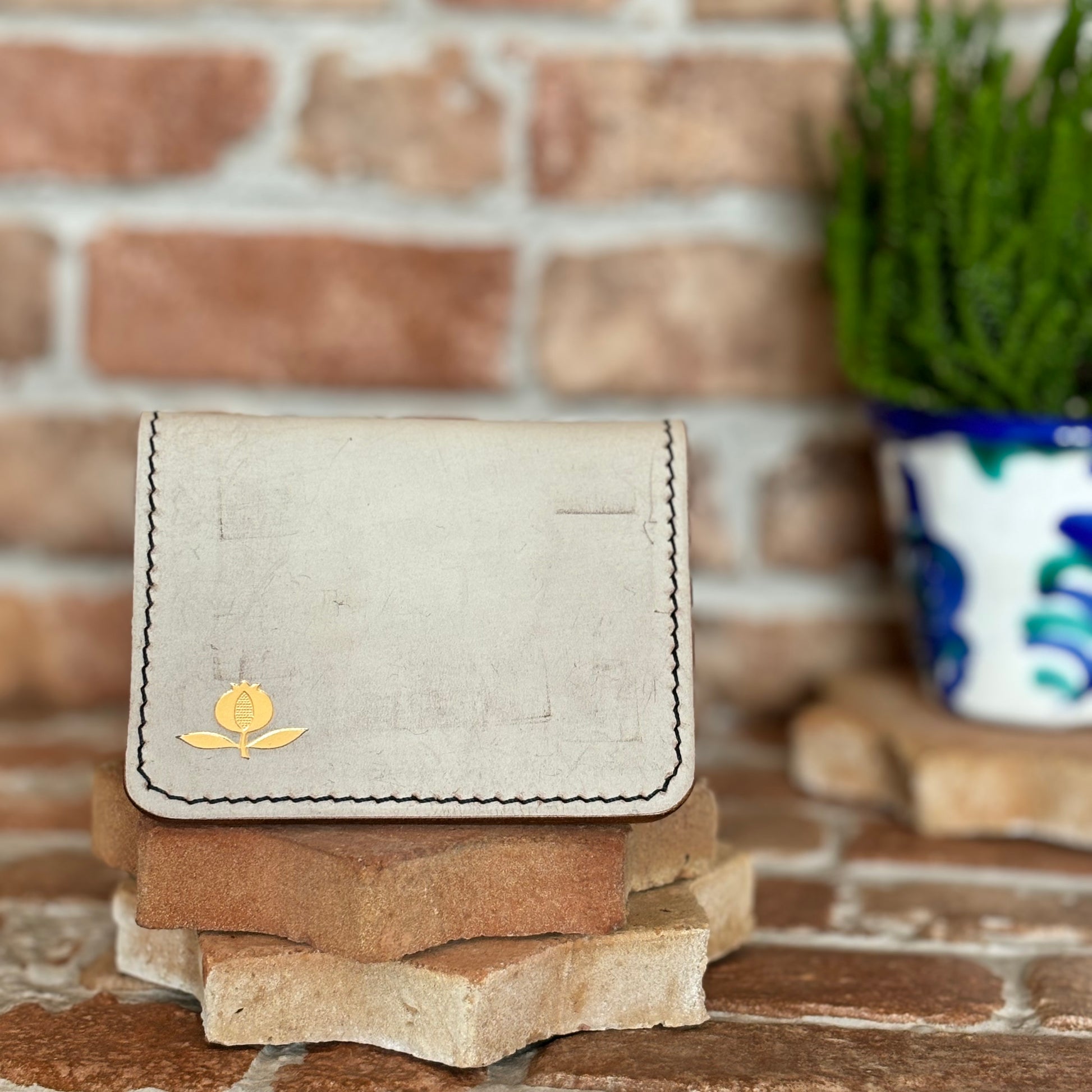 Quisquilla - Ghost leather with blue & green marbled